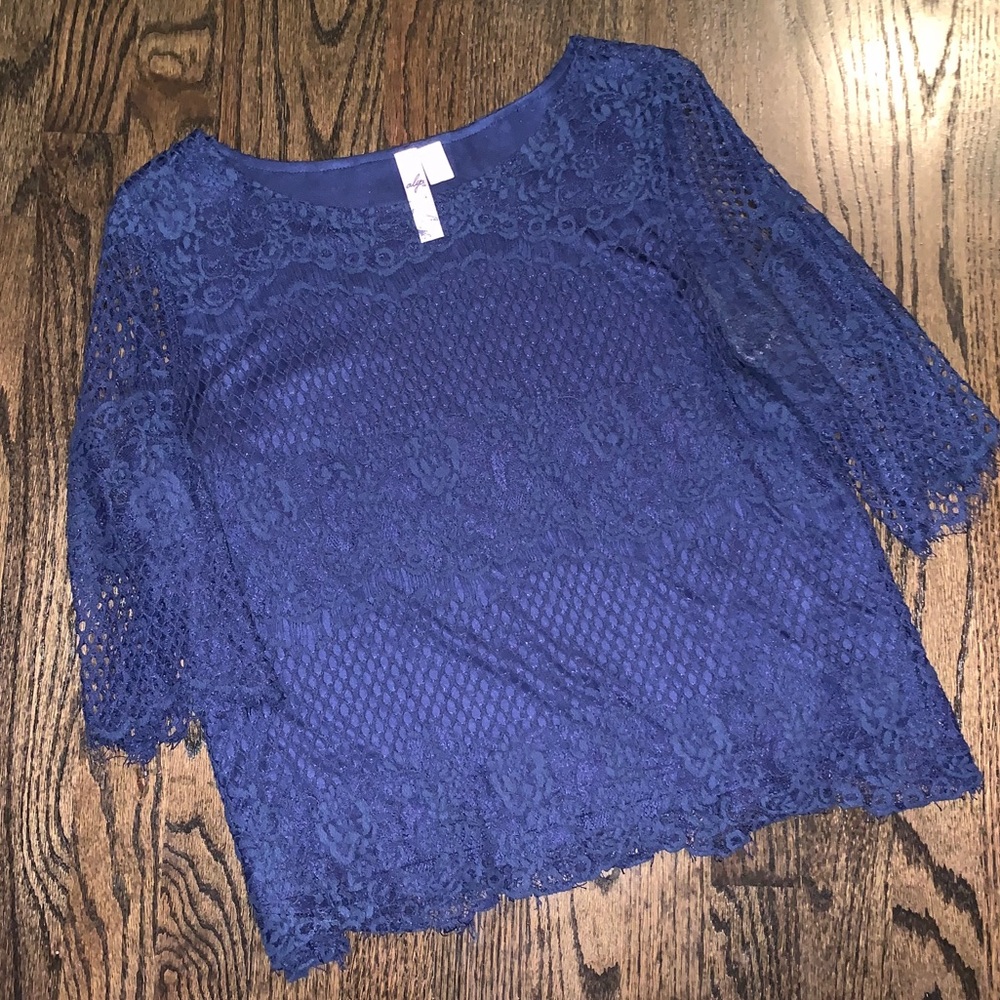 Quarter sleeve lace shirt